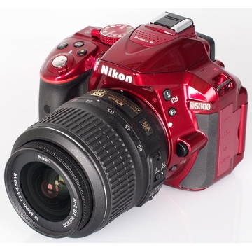 Aparat foto DSLR Nikon D5300,3.2 inch, 24.2 MP, cu obiectiv AF-P 18-55mm VR, rosu