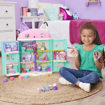 Spin Master Gabby's Dollhouse Deluxe Figure Gift Set with 7 Toy Figures and Surprise Accessory, Kids Toys for Ages 3 and up